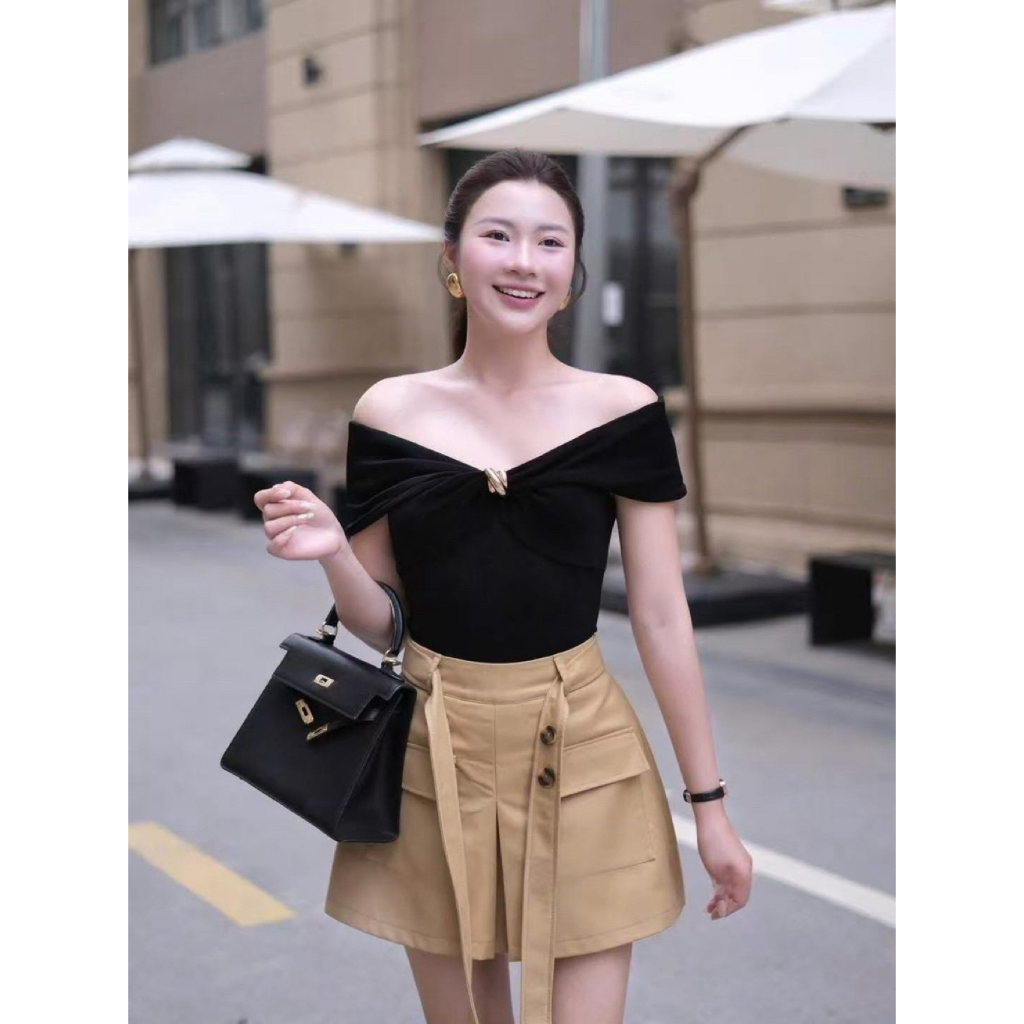 🌟 เซ็ตเสื้อปาดไหล่สีดำ ช่วงอกแต่งอะไหล่ทอง มาคู่กับกางเกงขาสั้นสีกากีพร้อมเข็มขัดเข้าเซ็ต (pisamai)🌟