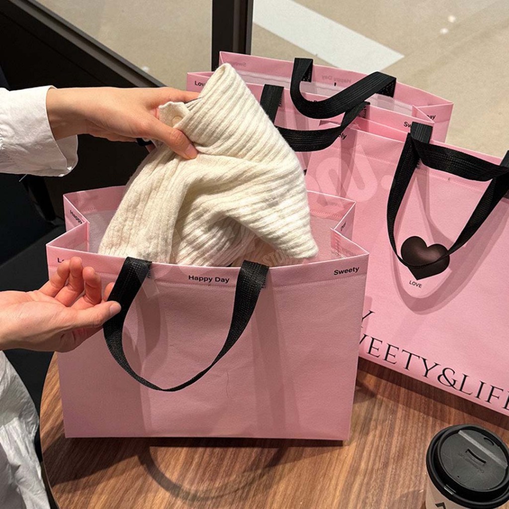 กระเป๋าหิ้ว ผ้าสปันบอนด์หนา เคลือบพิเศษ สีชมพู น่ารัก มินิมอล์ ใส่เสื้อผ้า ใส่ของขวัญ พร้อมส่ง