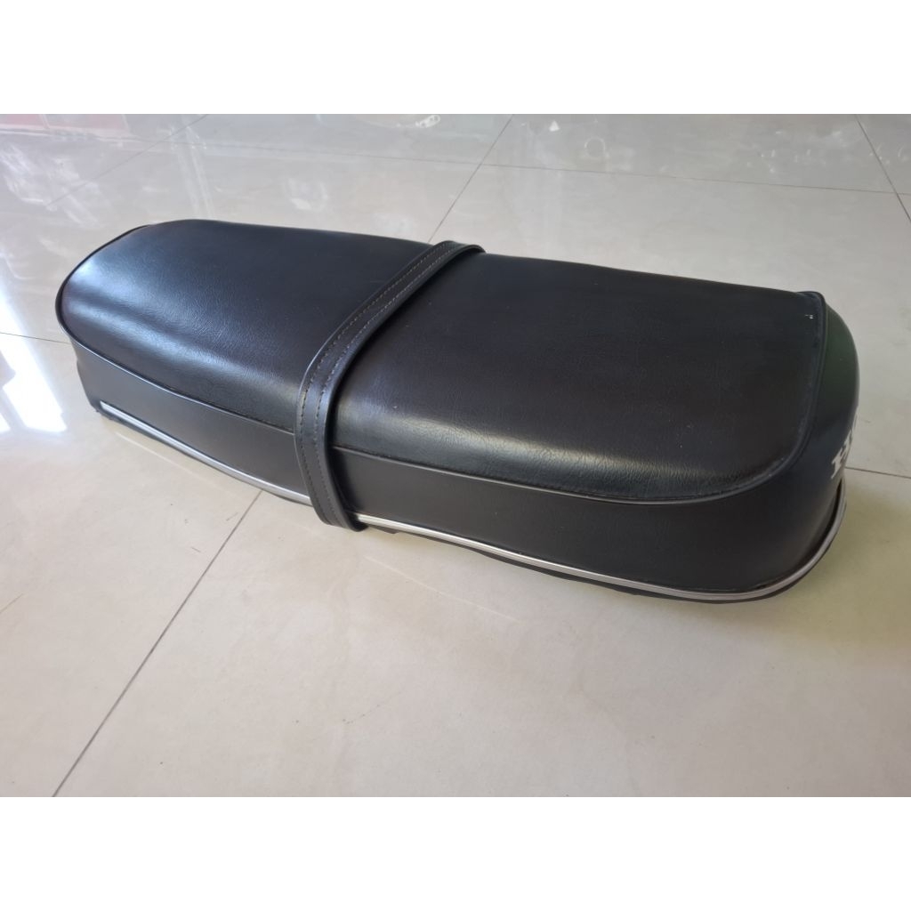 เบาะ Honda C92-C95 พื้นเหล็กมีคิ้วรอบของใหม่งานเก่าเก็บสภาพสวยๆหนังเบาะสวยไม่มีขาด พื้นเบาะสวยไม่มีผ