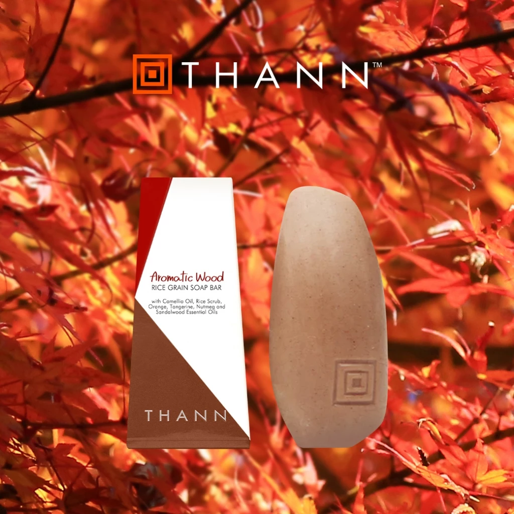THANN Aromatic Wood Rice Grain Soap Bar 100 g. ทำความสะอาดผิวและสครับผิวในขั้นตอนเดียว พร้อมคืนความมีชีวิตชีวา