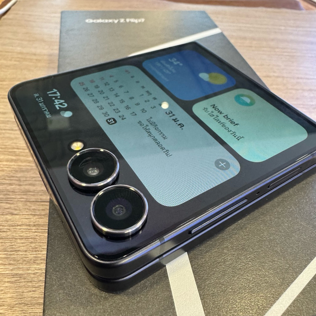 มือสอง Galaxzy z Flip7 ram 12 rom 256 gb สี Jelblack สภาพใหม่ อุปกรณ์ครบยกกล่อง ฟรีฟิล์ม ไอโดรเจล ปร