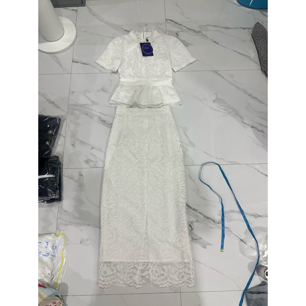 (หน้าผ้าเล็ก1 นิ้ว) เสื้อ 21“ กระโปรง 37”) ชุดเซตกระโปรง ชุดลูกไม้ สีขาว ผ้านิ่ม งานป้าย chalita ราคา ถูกที่สุด ดีลบีเคเค แกลเลอรีภาพที่ 2