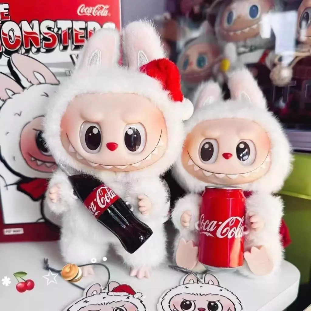 ในสต็อกร้อนอะนิเมะรูป Labubu Coke Series PVC จี้ตุ๊กตา Monster Replica พวงกุญแจของเล่นเด็กของขวัญวันเกิด