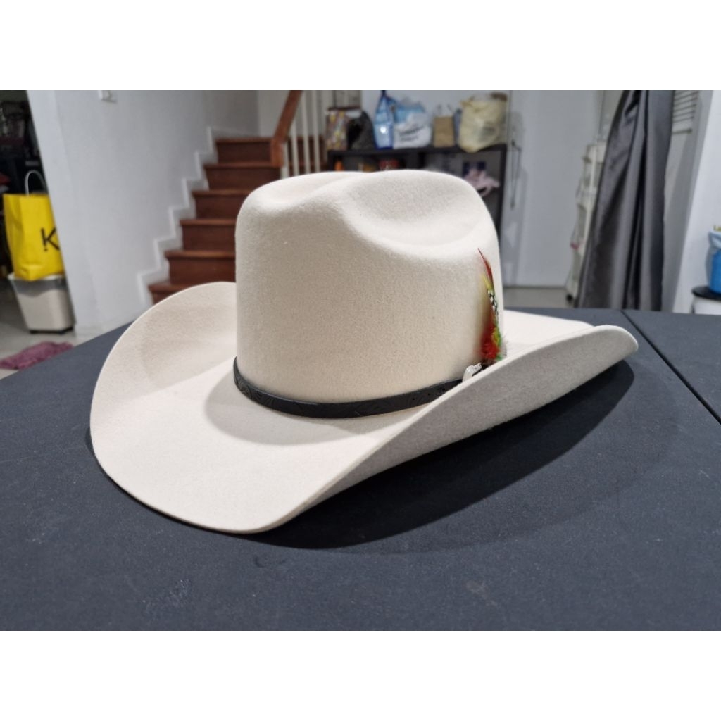 หมวกคาวบอยงานนำเข้าผ้าWool100%ราคา 1,990 บาทไซส์ 58 cmหมวกคาวบอยสไตล์ Chaparral เป็นทรงยอดนิยมของแบรนด์หมวกคาวบอยชั้นนำ