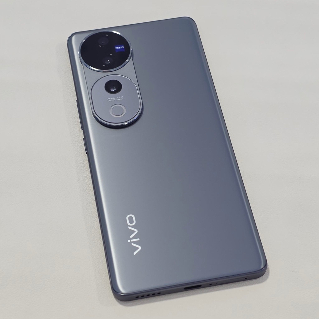 V40 Pro ศูนย์ไทย [มือสอง] RAM 12 / ROM 512GB สภาพสวย [ประกันร้าน 1 เดือน]