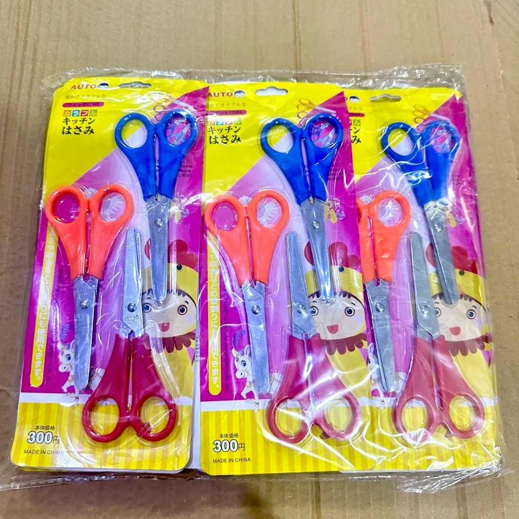 กรรไกร5นิ้ว 1แผงมี3อัน คละสี ขายยกโหล12แผง
