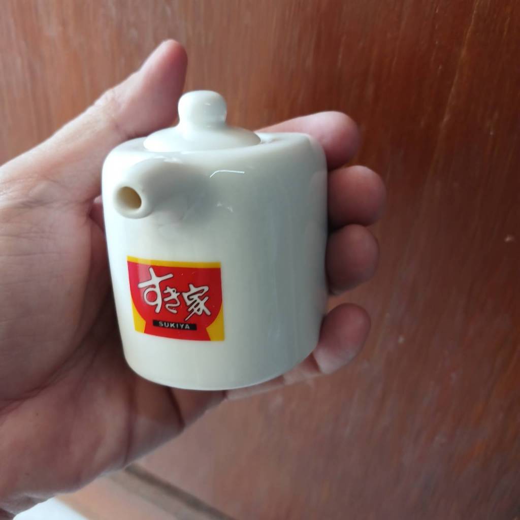 ชุดขวดซอสถั่วเหลือง และตะเกียบในกล่องพลาสติกชุดของที่ระลึกจากร้าน Sukiya ในญี่ปุ่น