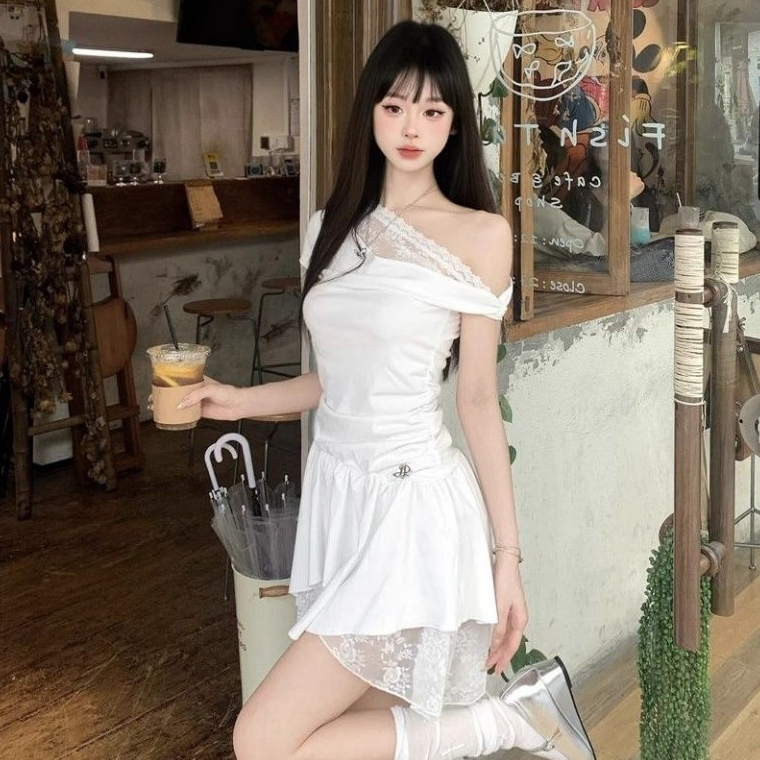 aililai1688 ชุดเดรส สีขาว ทรงปาดไหล่ แต่งด้วยผ้าลูกไม้ เรียบหรู ดูแพง มีไซส์ S M L XL
