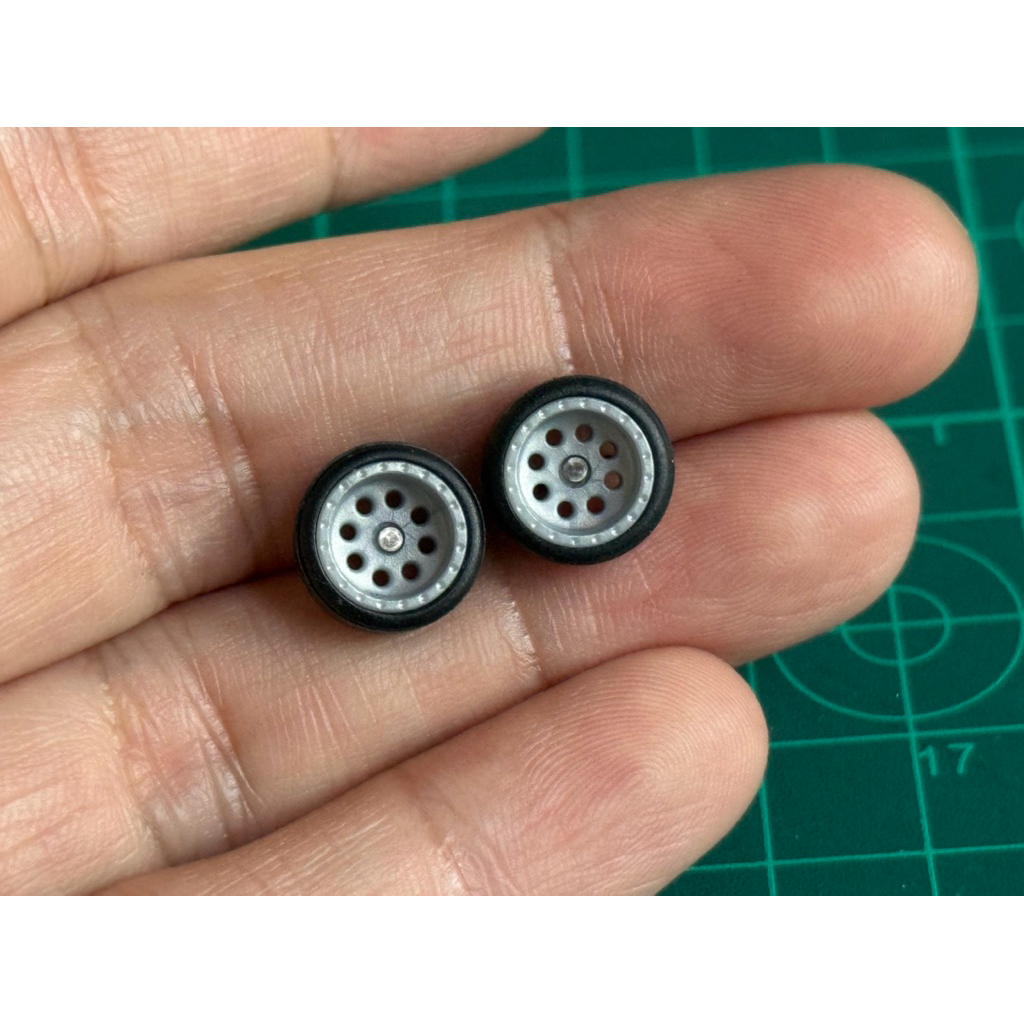 ล้อยาง รถยนต์ 1:64 ขนาด 11 MM  ลาย รู  สี เทา ยางถอดได้
