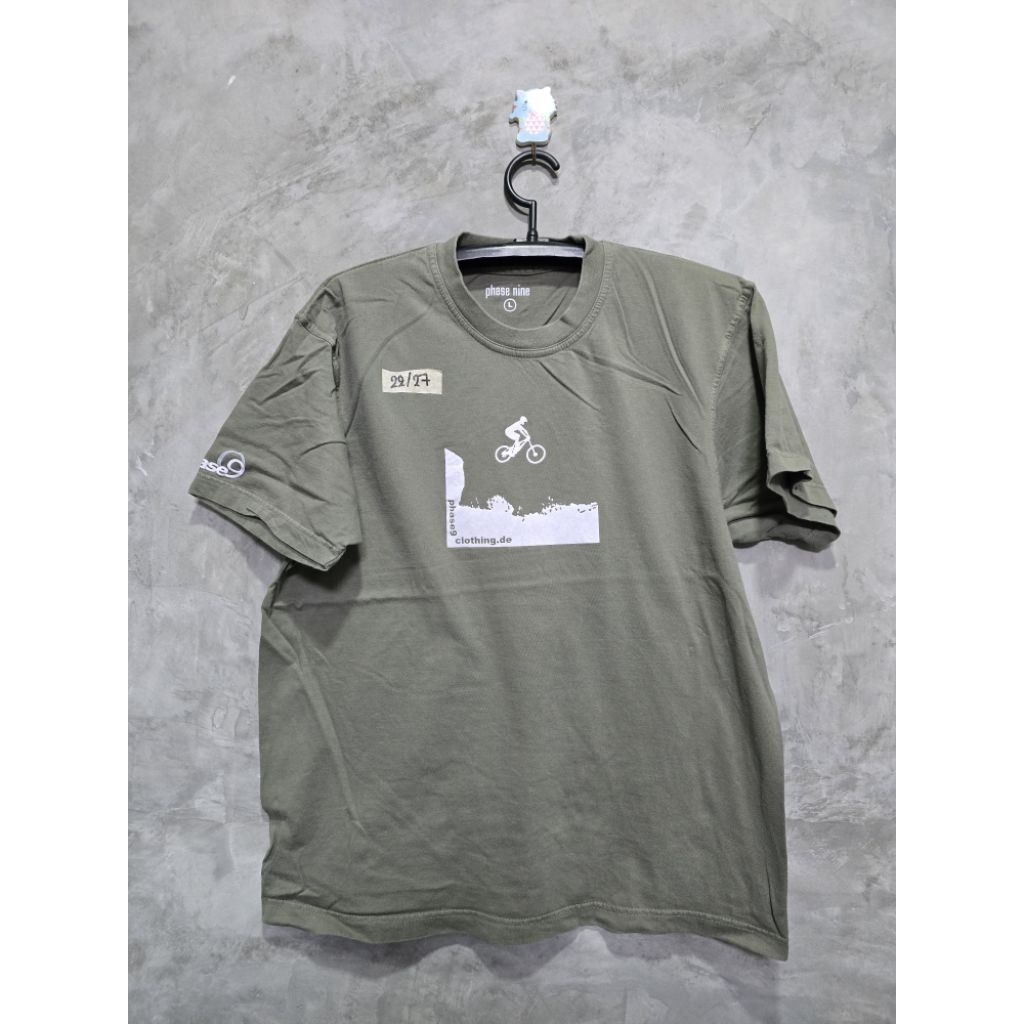 เสื้อยืดมือสอง อก22'ยาว27'Phase Nine (phase9clothing.co.uk)เขียวขี้ม้าผ้าโคตรหนาไม่มีตำหนิ