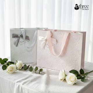 ถุงกระดาษ ปั้มลายกุหลาบ พรีเมี่ยม หูริบบิ้น  ติดโบว์+การ์ด ถ…
