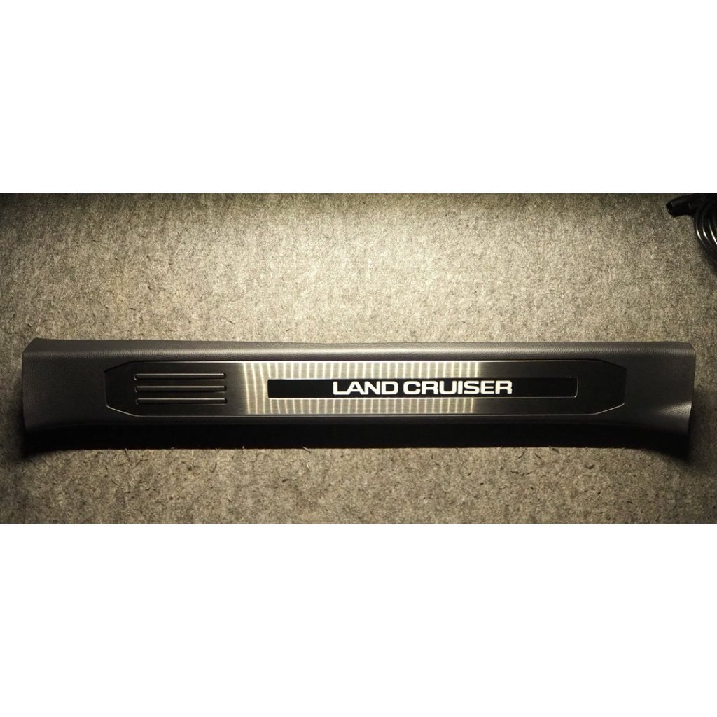 กันรอยขอบประตูด้านใน ขณะขึ้นลงรถ พร้อมไฟ LED โลโก้ Land Cruiser Scuff Illumination Toyota Land Cruis