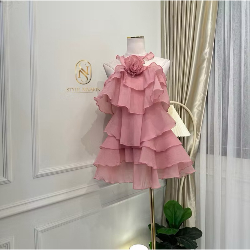 zani dress ชุดเดรสสั้น ทรงขนมชั้น แต่งกุหลาบตรงกลาง งานผ้าออแกนดี้ น่ารักหวานมาก **ชุดค่อนข้างสั้นแน