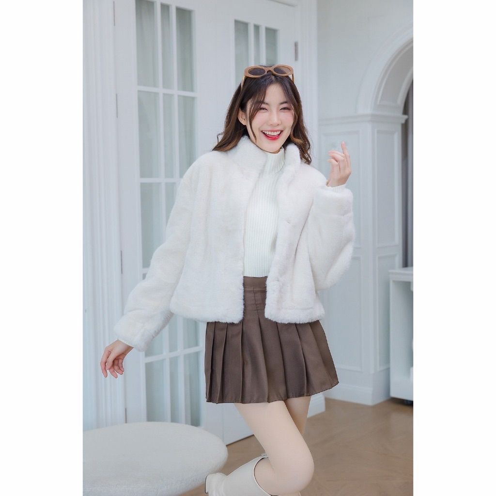 VISA COAT เสื้อแจ๊ตเก็ตขนเฟอนุ่ม ทรฃครอปคงามยากำลังน่ารัก (สีครีม)