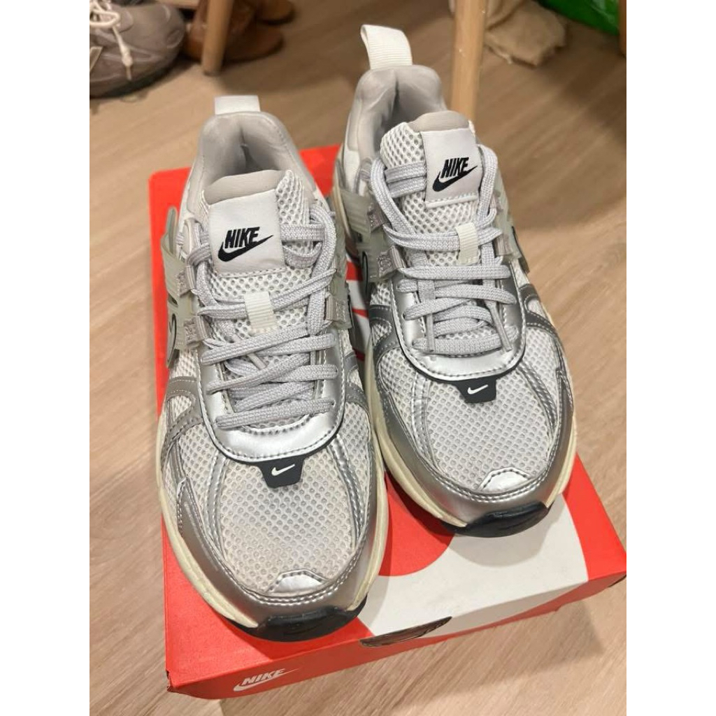 nike v2k run silver 7.5us