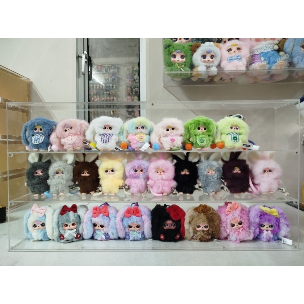 ตู้อะคริลิคโชว์น้องเบบี้ทรีตัวอักษร อลิส แซ่จีน แบบแบ่ง2ชั้นและ3ชั้น หน้ากว้าตู้78ซมใส่น้องได้เยอะจุใจ