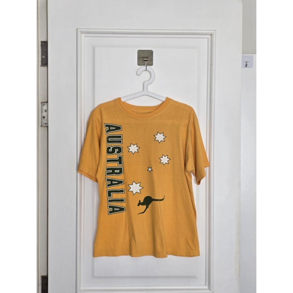 Vtg. 90s AUSTRALIA Kangaroo Stars T-shirt (Made in Australia) สีเหลืองทอง ลายสกรีนสีเขียว ** ตำหนิ 1