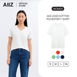 AIIZ เสื้อยืดคอวีผู้หญิงสีพื้น โลโก้ AIIZ AIIZ Women’s Logo …