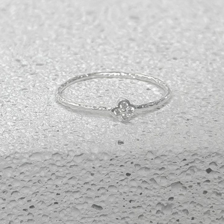 SissyJewelry // แหวนเงินแท้ รุ่น single mini clover gem wood textured ring