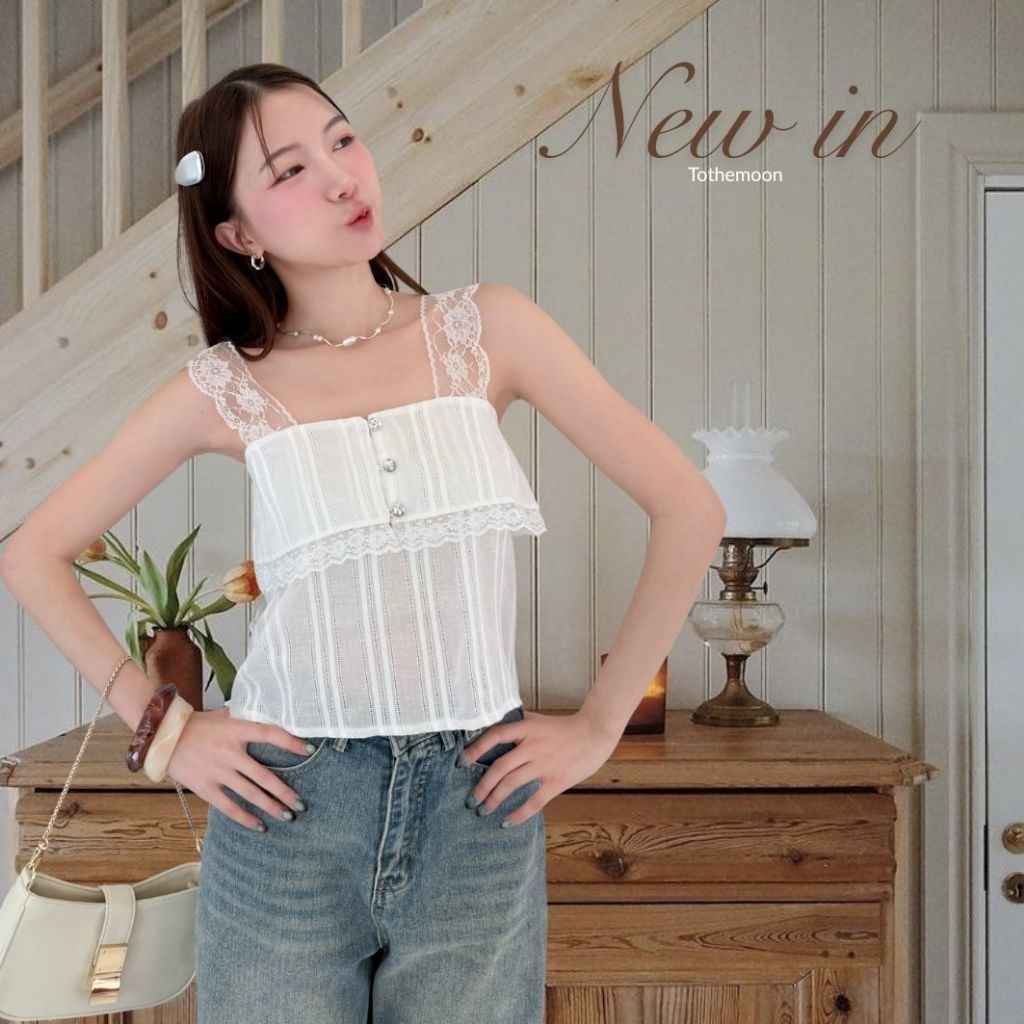 Toffee : เสื้อสายเดี่ยวสายลูกไม้ แต่งผ้าเรเยอร์ช่วงอก2ชั้น งานกระดุมเพรช