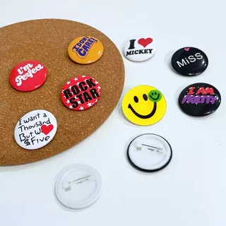 เข็มกลัด ขนาด 3 cm ลายตัวอักษร หลากหลายลาย เลือกแบบได้ สีสันสดใส ติดตกแต่งกระเป๋า ของใช้อเนกประสงค์ ส่งจากไทย!!!