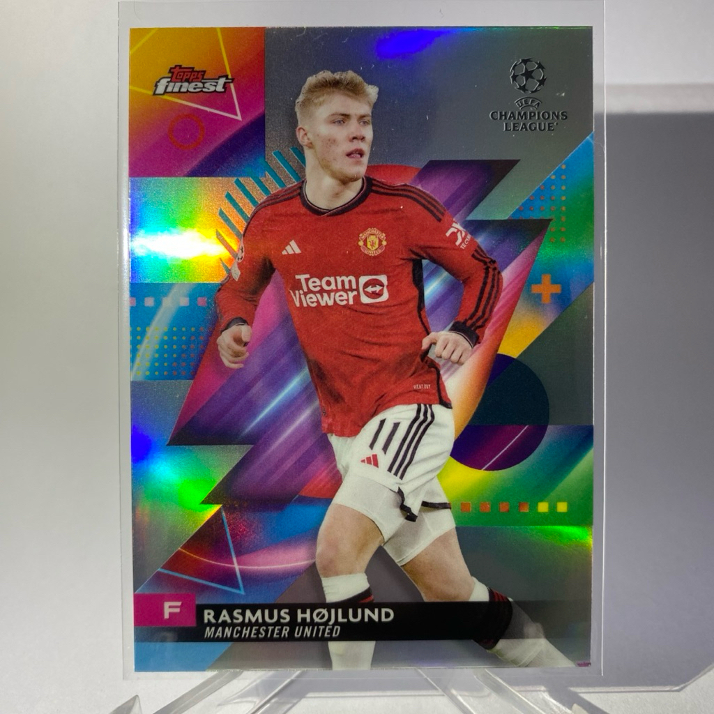 การ์ดนักฟุตบอล RASMUS HOJLUND, (refractor), MANCHESTER UNITED, TOPPS FINEST 2024