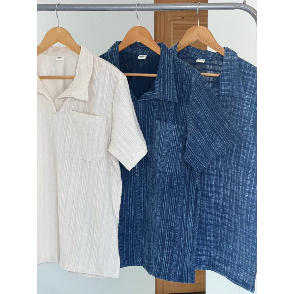 Arthur เสื้อคอปกคอโปโลผ่าหน้าแขนสั้นผู้ชายผ้าด็อบบี้และผ้าย้อมคราม เสื้อทำงาน คาเฟ่ มินิมอล Manee.cotton