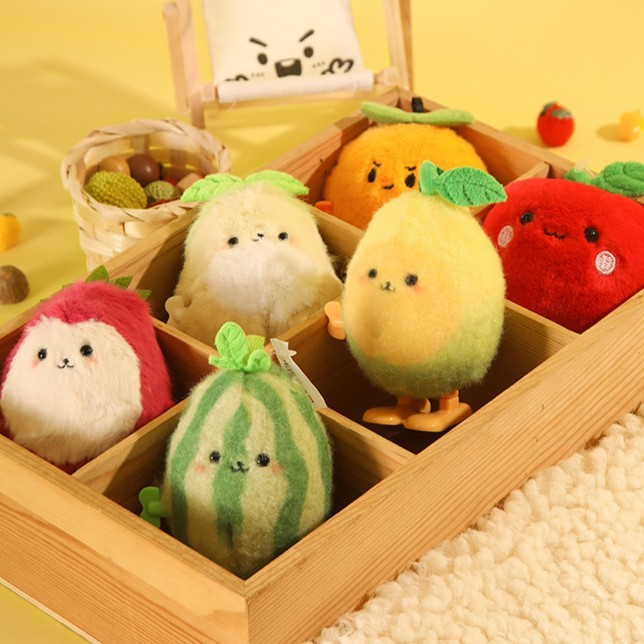 ร้านไทย พร้อมส่ง! พวงกุญแจตุ๊กตา ที่แขวนกระเป๋า ตุ๊กตาไขลาน ของขวัญปัจฉิม เป็นพวงกุญแจ ลายผัก ผลไม้