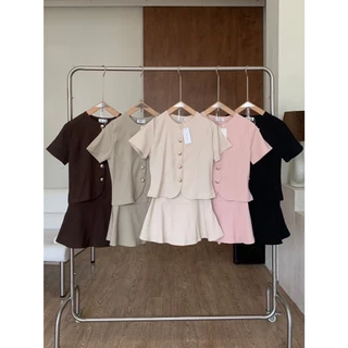 Coco Set : ชุดเซ็ทกระโปรงสั้นเสื้อคอกลมแขนสั้น เสื้อแขนสั้นแต่งกระดุมทอง กระโปรงสั้นแต่งระบายมีซับ BETTY (B056)