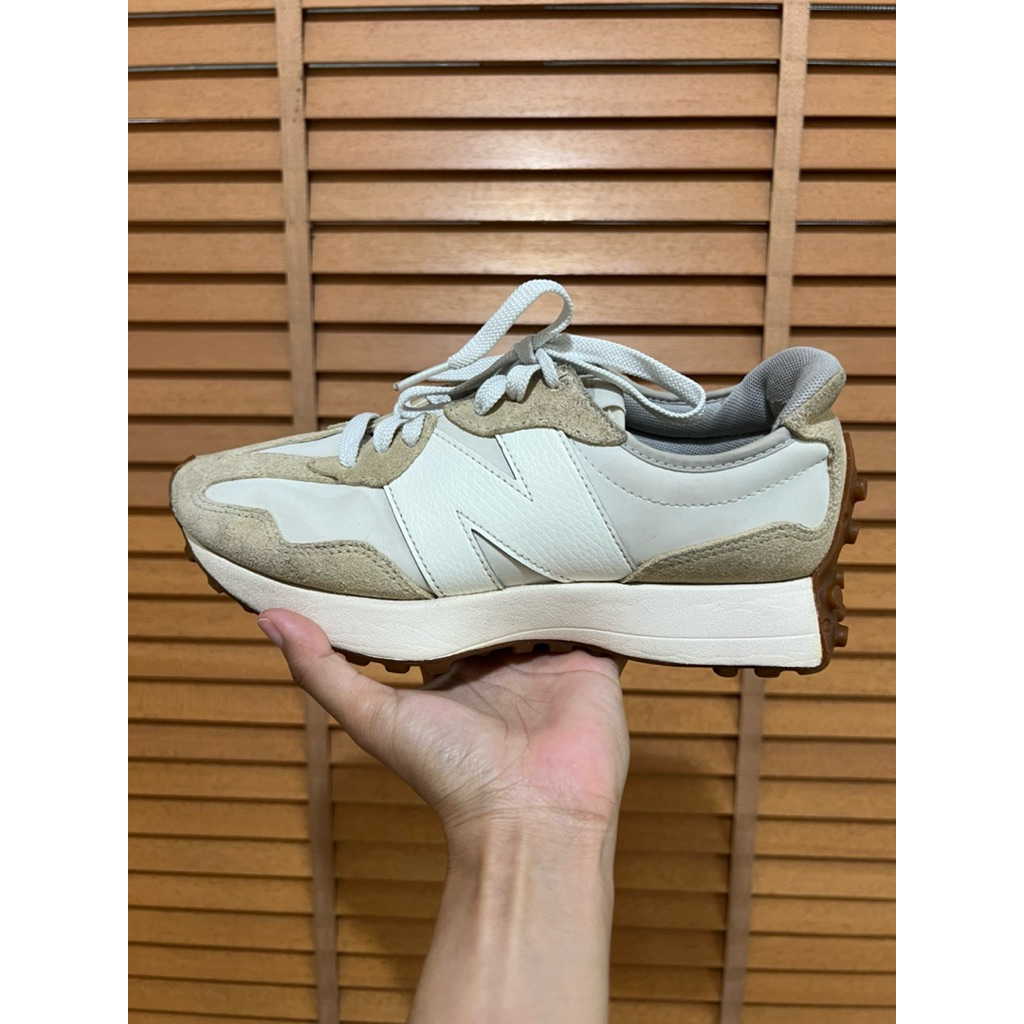 ส่งต่อ New Balance 327 สี Beige Size 23.5 cm ( 5.5 US) แท้ 100% สภาพ 50 % ตัวหนังและรองเท้ามีรอยเปื้