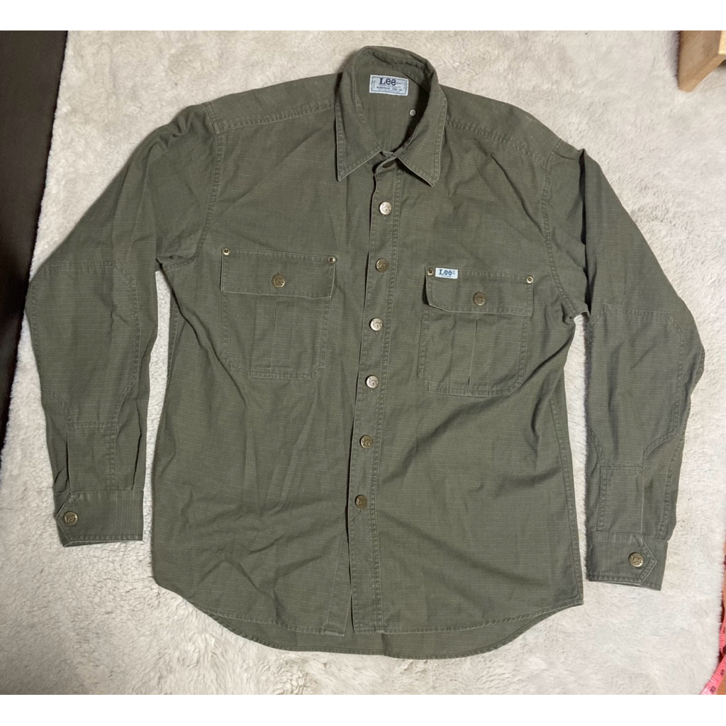 เสื้อเชิ้ตผู้ชายมือสอง brand LEE กระดุมปั้มโลโก้ LEE size m