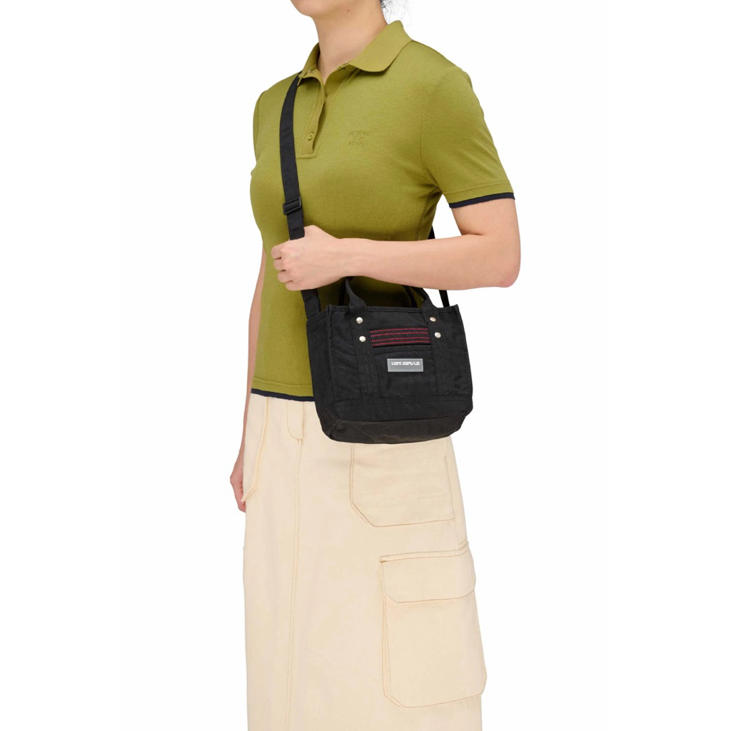 ส่งต่อของแท้💯% Beyond the Vines BTV Crunch Carryall 0.5 กระเป๋า สะพายข้าง Shoulder Bag