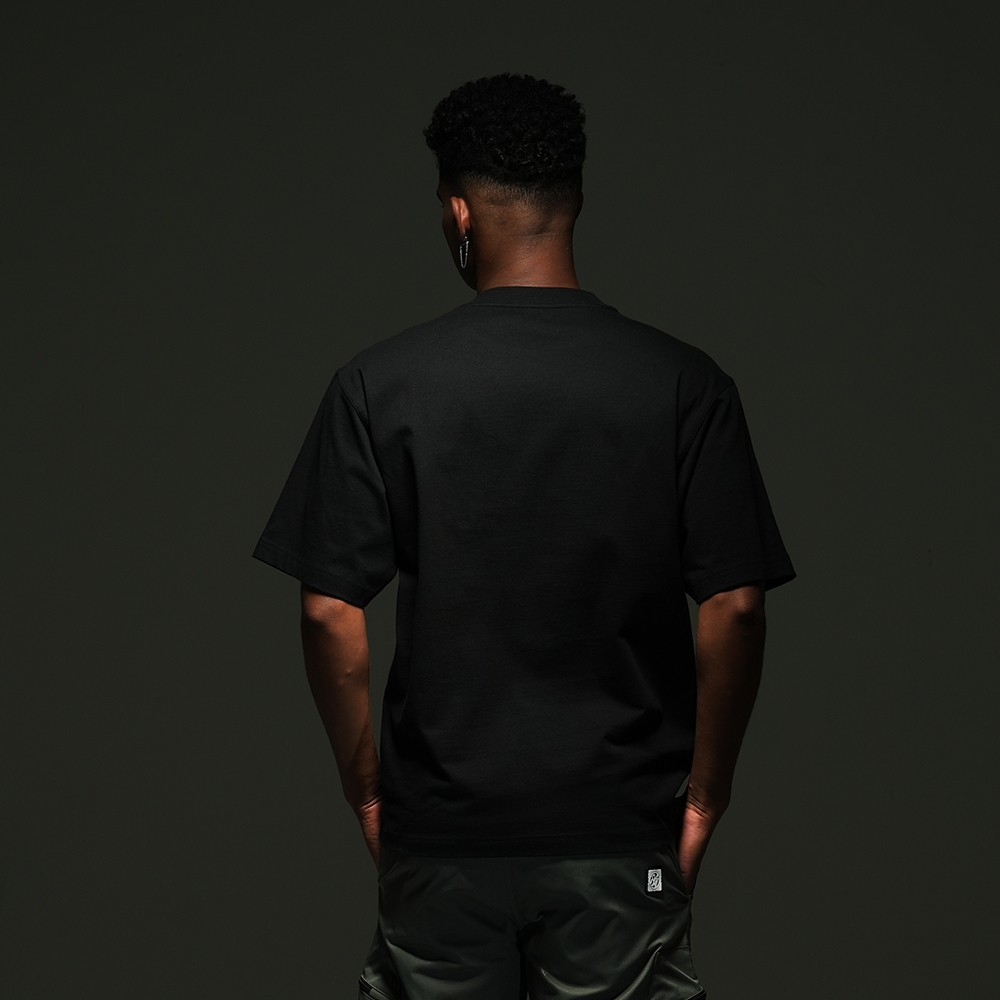 DAVIE JONES [BLK STREET] เสื้อยืดผู้ชาย Graphic Oversized Fit T-Shirt สีดำ WA0304 ราคา ถูกที่สุด ดีลบีเคเค แกลเลอรีภาพที่ 3