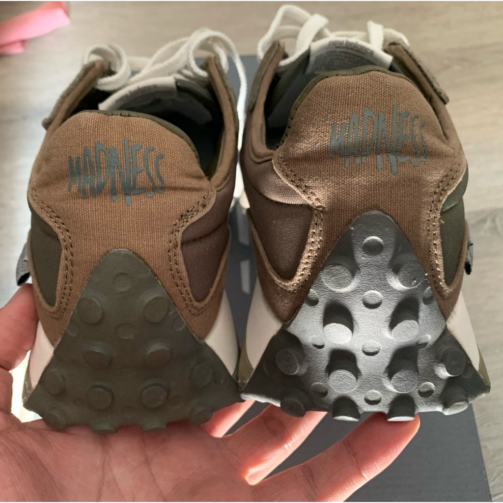 รองเท้าผู้ชายมือสอง NB 327 x MADNESS Limited Edition Men’s / Unisex’s Shoes Size 8.5US / 42EU / 26.5