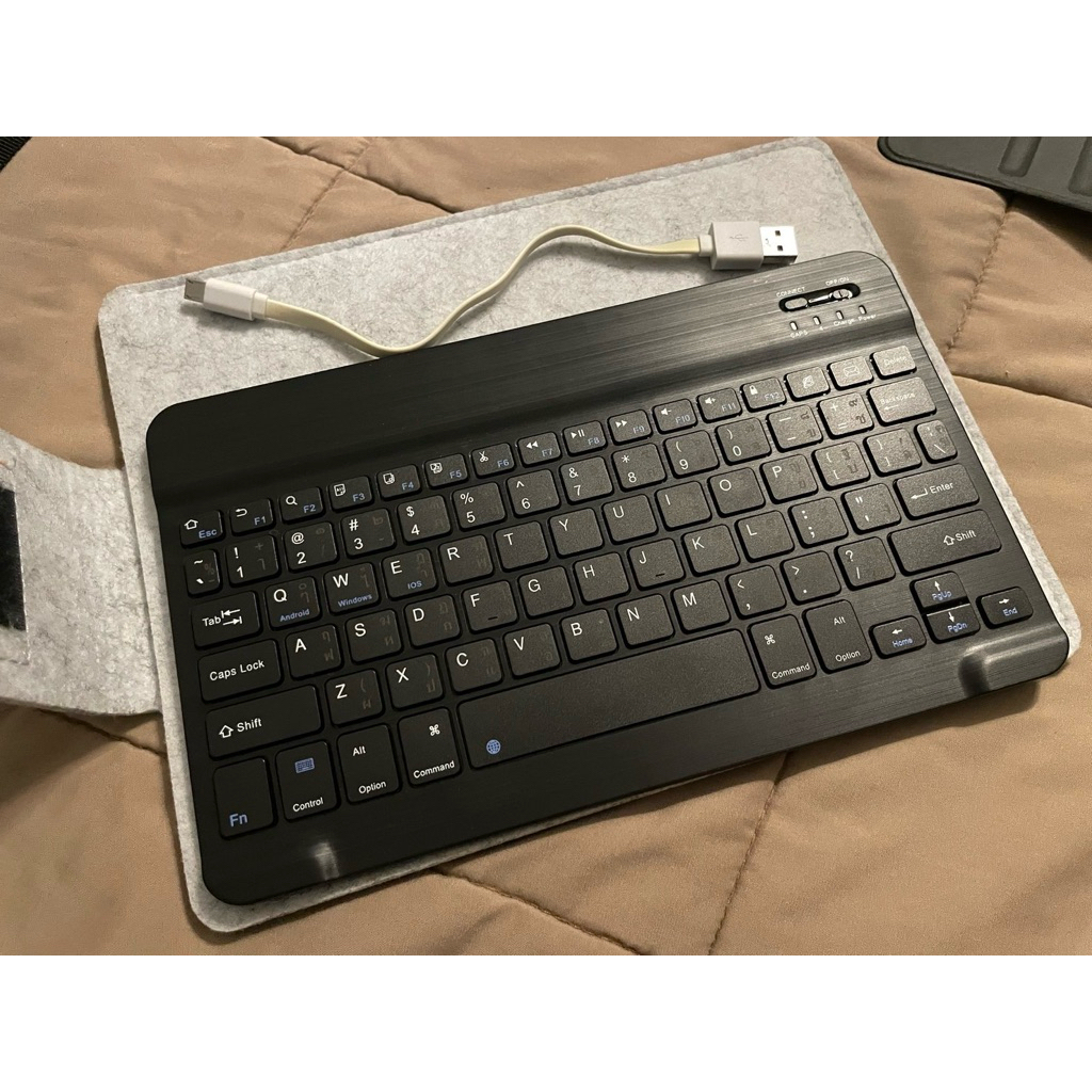 Keyboard Bluetooth คีย์บอร์ดไร้สาย แป้นพิมพ์ ไทย/อังกฤษ(แถมกระเป๋า)สภาพ 95%