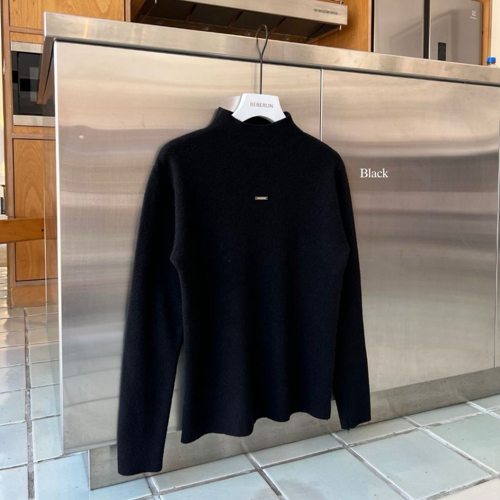ส่งต่อ เสื้อไหมพรม คอเรียบ แบรนด์ Beberlin สีดำ 🖤