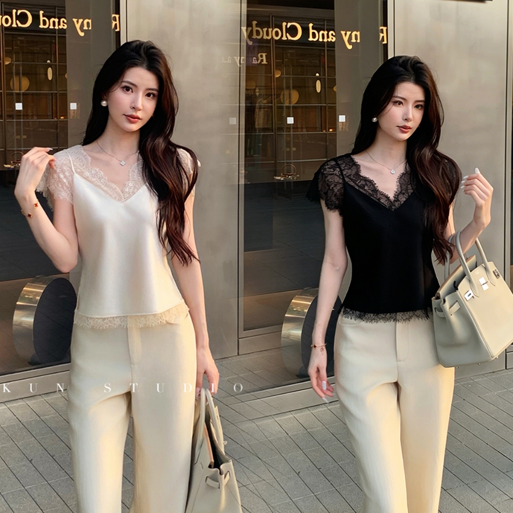 Chili Koko พร้อมส่ง เสื้อสายเดี่ยวผ้าซาติน สีครีม ดีเทลลูกไม้สุดหรู ดีไซน์คอวีเล็กแต่งขอบลูกไม้บาง 99296