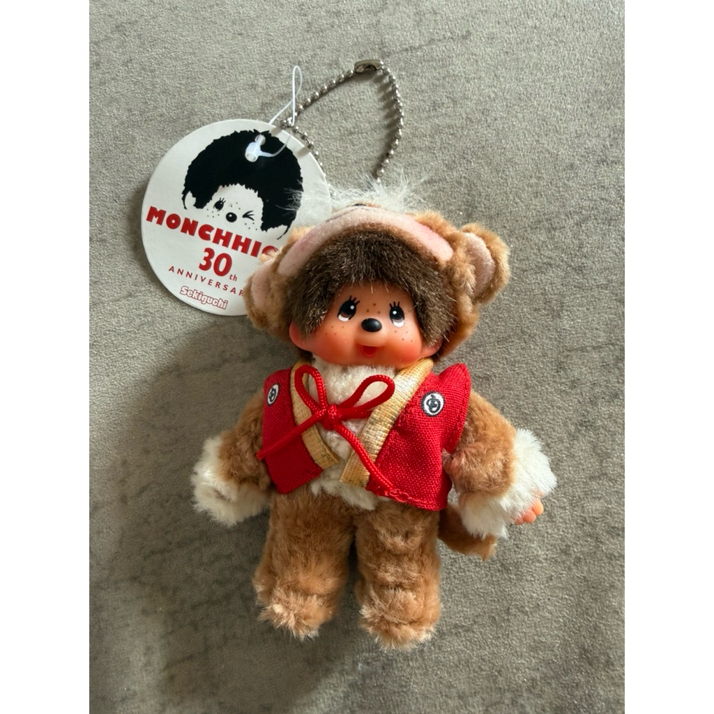 [พร้อมส่ง] พวงกุญแจ Monchhichi 30th Anniversary น้องลิงจิ๋ว ป้ายกลม มีตําหนิพิจารณารายละเอียดก่อนสั่