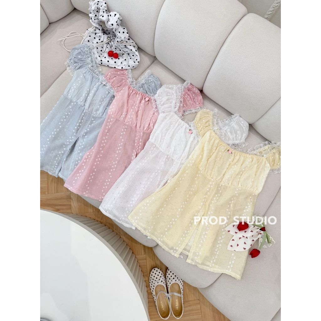 Lamoon : เสื้อแขนตุ๊กตาแต่งขอบลูกไม้จับจีบช่วงอก ผ่าหน้าเล็กน้อย สีละมุนน่ารัก