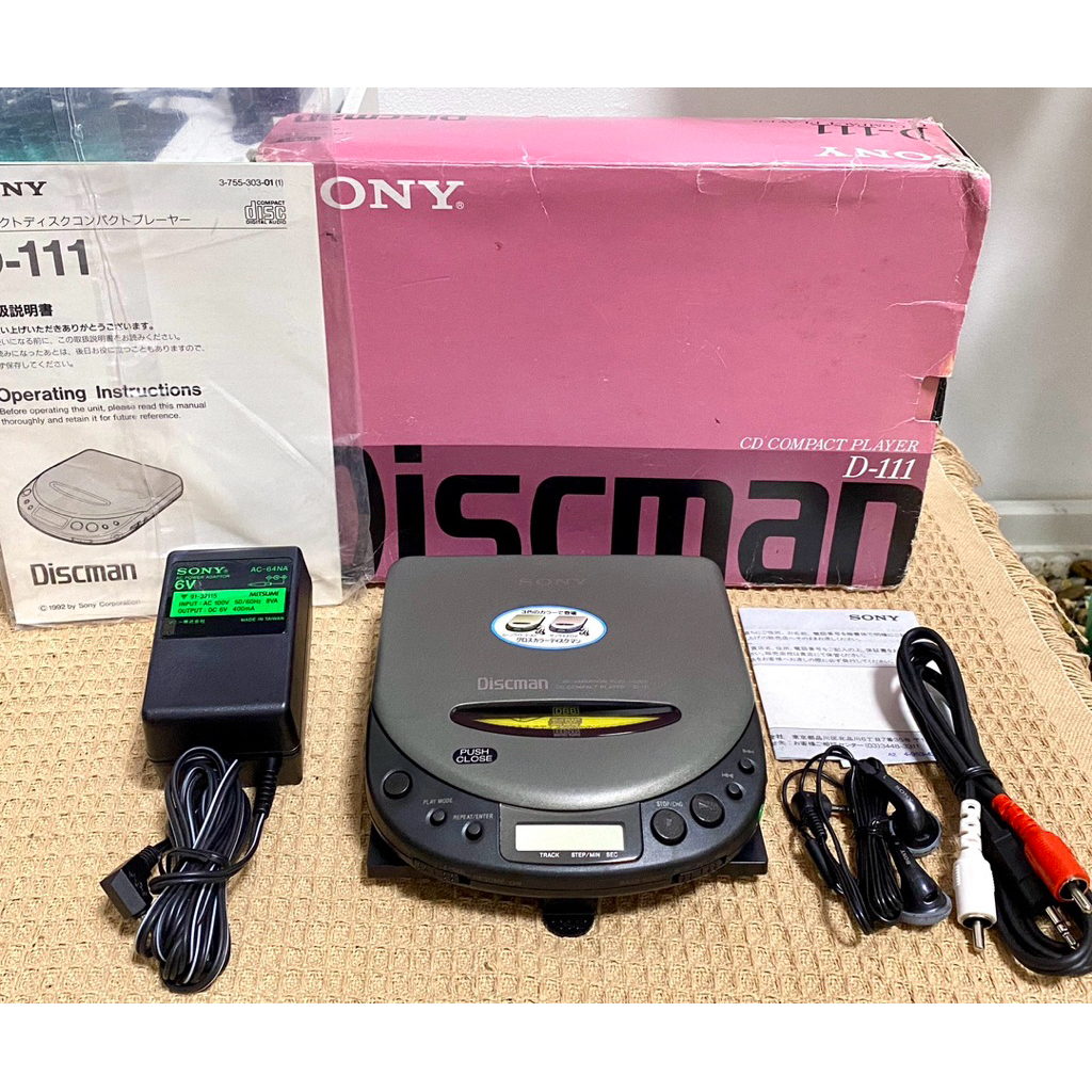 เครื่องเล่นCDพกพา Sony Discman D-111 DBB สภาพสวย ของใหม่เก่าเก็บ ใช้งานปกติ อุปกรณ์ยกกล่อง[สินค้านำเ