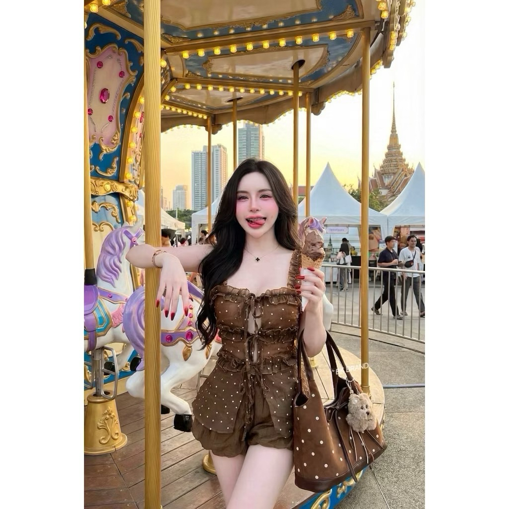 TAG BK เซ็ต2ชิ้นแต่งระบายเสื้อแหวกหน้าผูกโบว์สม็อคหลัง มา พร้อมกางเกงขาสั้นบอลลูนสุดน่ารัก แฟชั่นN