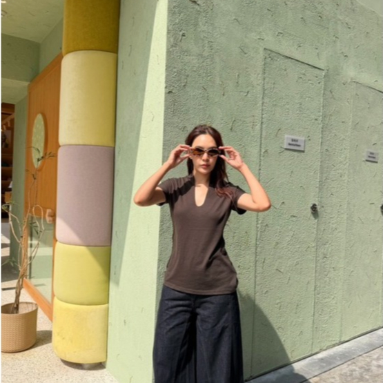 Elinae Vela Tee - Brown เสื้อแขนสั้นคอยูสีน้ำตาล เอวเข้าทรง ใส่แล้วดูเพรียว