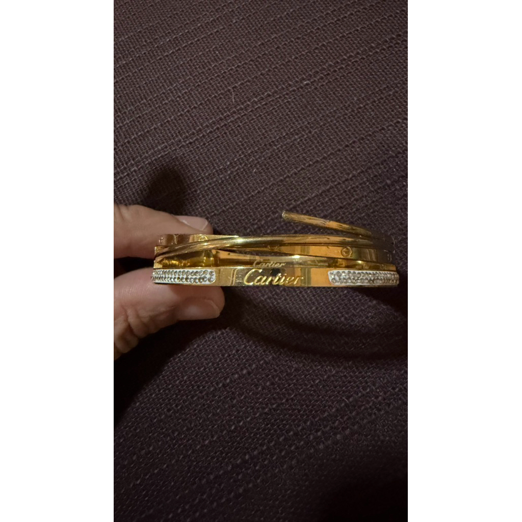 กำไลมือ 2 จากญี่ปุ่น ตอกยี่ห้อ Cartier(ไม่แน่ใจว่าแท้หรือเปล่า ขอคนรับได้)