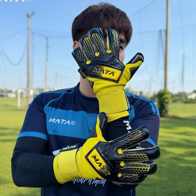 ถุงมือผู้รักษาประตู MATA รุ่น Touch M Control สีเหลืองโฟมดำ