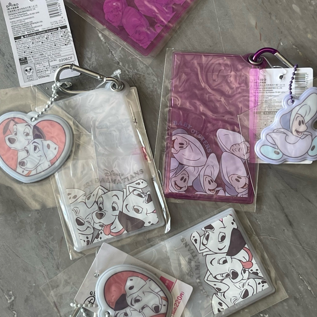 [พร้อมส่ง แท้จากญี่ปุ่น] พวงกุญแจสะท้อนแสง + ที่ใส่บัตร Disney | 101 Dalmatians & Baby Oyster Alice in Wonderland