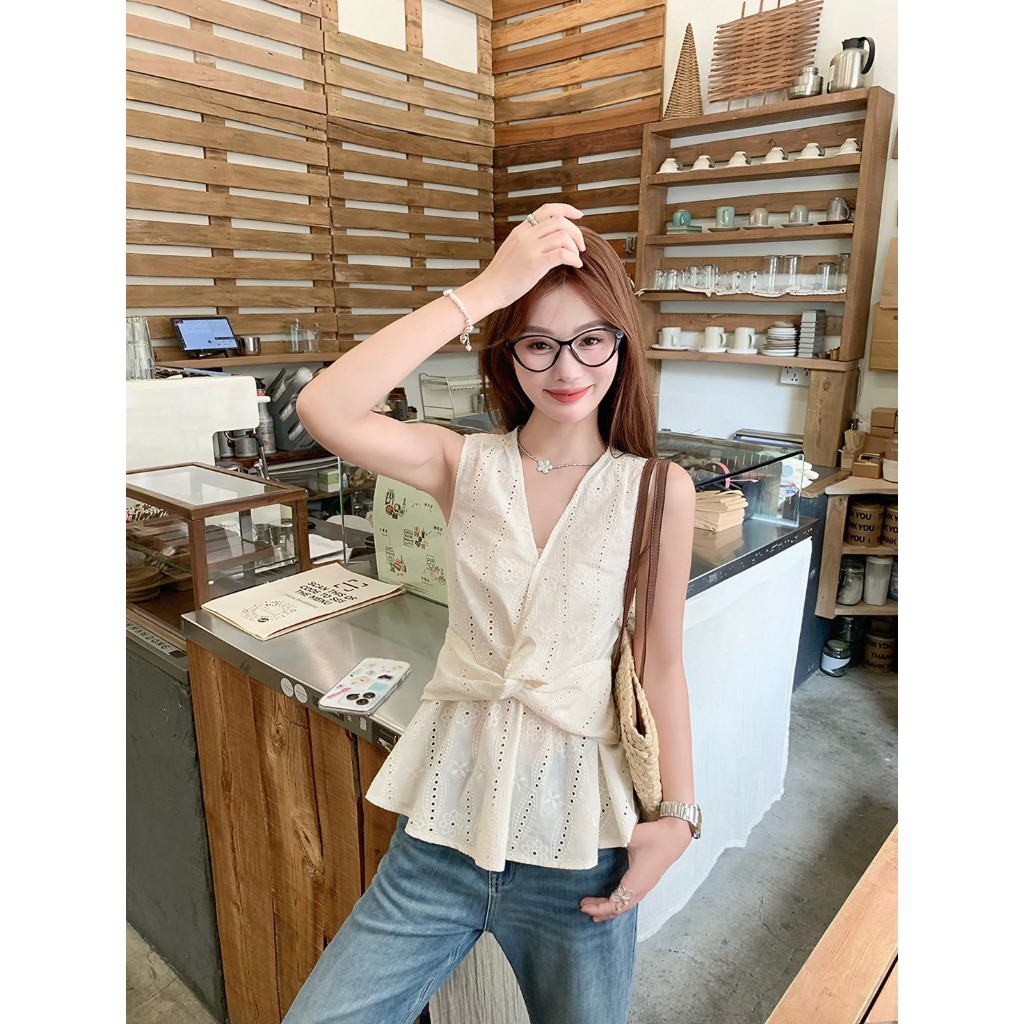 B671 | เสื้อปักฉลุลูกไม้คอวี ดีเทลบิดช่วงเอว