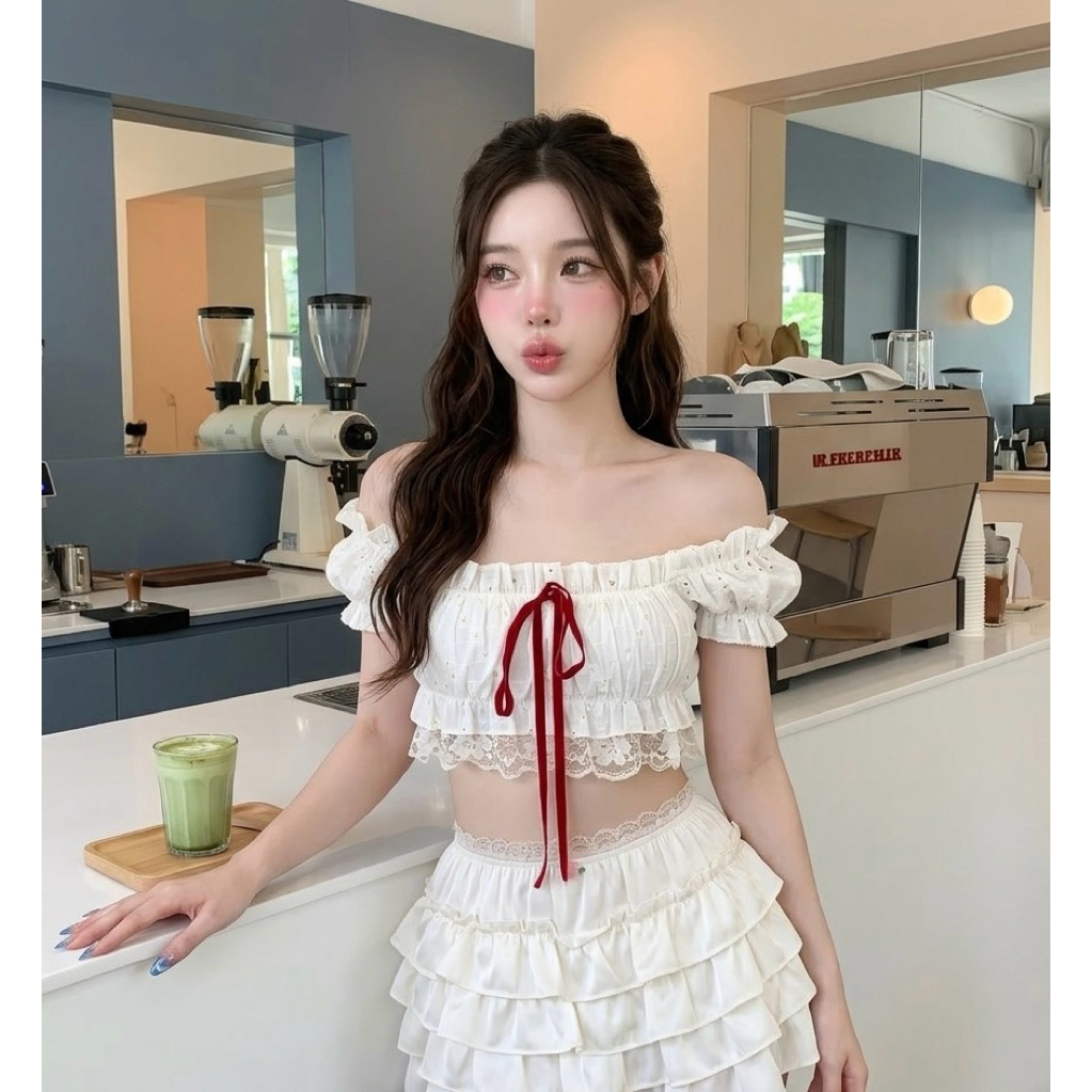 ❤️ Diiz’s ❤️ BG เสื้อครอป ปักฉลุลาย รอบตัว ชายระบายแต่งลูกไม้ แขนตุ๊กตา เชือกแดง