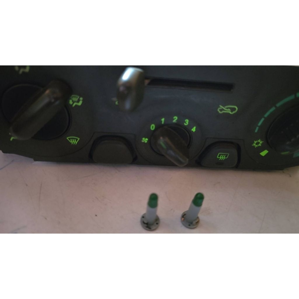 หลอดไฟสวิทช์แอร์ Isuzu d-max 03 ถึง 2011 รุ่นหลอดสั้น ขาย 1 ชุดมี 2 หลอด สินค้าเป็นของใหม่