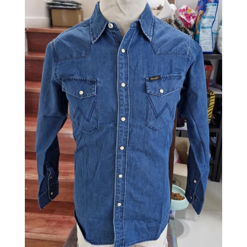 เสื้อยีนส์แบรนด์แท้งานช็อปWranglerราคา 2,190 บาทไซส์ S วัดรอบอก 40 นิ้วสินค้าใหม่มือ 1 เสื้อยีนส์กระดุมมุกขาวลายหินอ่อน