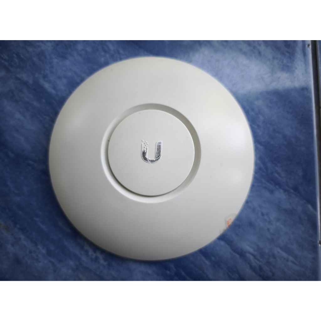 UAP AC LITE มือสอง ใช้งานได้ปกติ พอร์ทใช้ PoE 24V ไม่มีอะแดปเตอร์ PoE ให้ และไม่มีเพลทให้  มีแค่ตัวอ